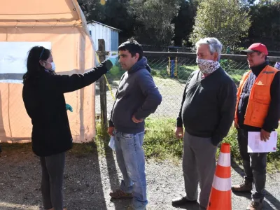 Autoridades inspeccionan funcionamiento de aduana sanitaria en Pargua y llaman a la población a seguir con el autocuidado