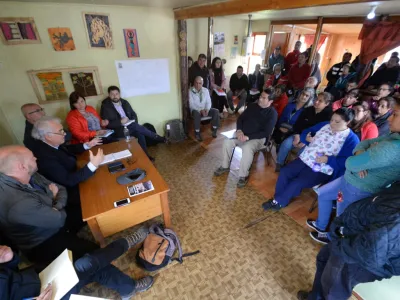 Autoridades visitaron Villa Santa Lucía y se reunieron con la comunidad