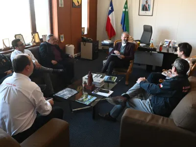 Bomberos de Puerto Varas se reunió con Gobernador Regional para avanzar en el proyecto del Carro Escala para la ciudad de las rosas