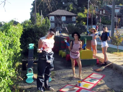 Candidatas a Reina Puerto Varas Dreams 2018 participan en labores de mantención de Plaza Juguetero Brintrup