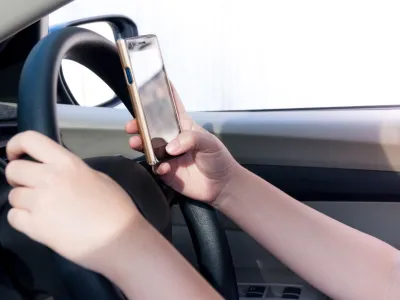 Casi el 60% de las personas circula “pegada” al celular cuando transita por la calle