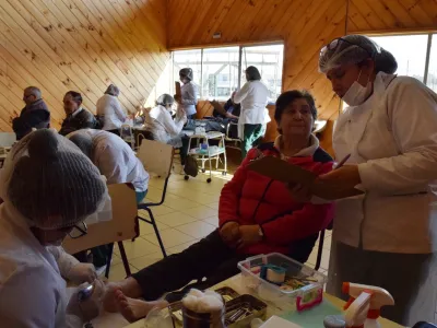 Centro Integral Alerce Norte de Santo Tomás brinda atención podológica a  adultos mayores del sector