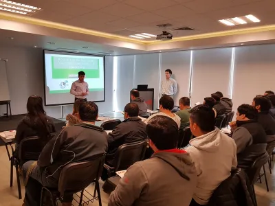 Colaboradores de Crell son capacitados anualmente