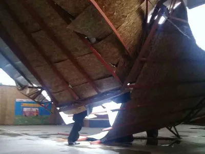 Colegio Altas Cumbres inicia clases una semana después por caída de techo del Patio Techado