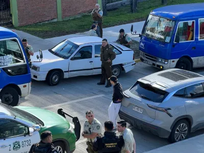 Colisión entre dos minibuses y un vehículo menor deja tres detenidos