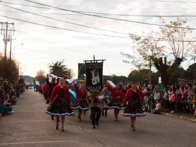 Con masivo desfile cívico-militar Llanquihue festejó sus 55 años de vida como comuna