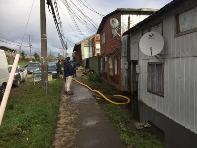 Con un camión de succión sacan agua de las casas de calle Los Alpes
