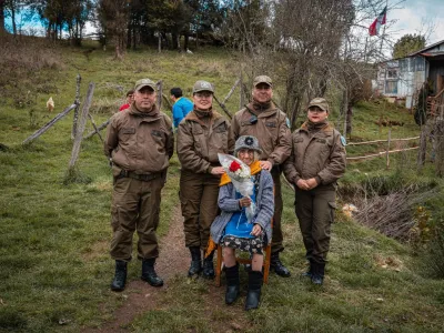 Cumplió 115 años: abuelita Juana recibe el cariño  de Carabineros y de la comunidad de Puerto Varas