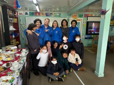 Damas Leonas del Club de Leones Puerto Varas llevan alegría a la comunidad en Navidad
