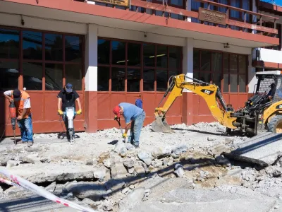 Departamento de Operaciones del municipio y Bomberos ejecutan reposición de vereda en calle San Francisco