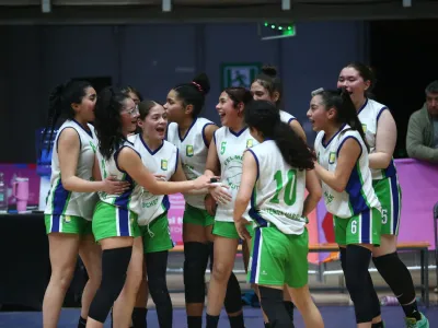 Deportistas puertovarinos triunfan en Juegos Deportivos Escolares 2025: Colegio Felmer Niklitschek Campeón Nacional de básquetbol damas Sub 14 y Cristóbal Villouta del Colegio Alemán obtuvo cinco medallas de oro en natación