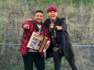 Dúo osornino que se luce con tributo a “Los Vásquez”  llega a Dreams