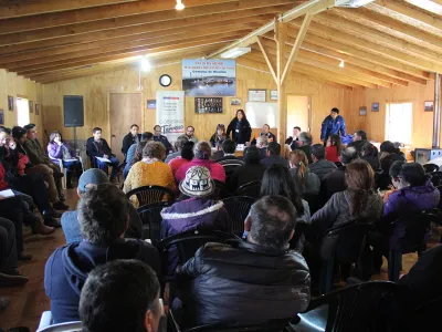 En diálogo con autoridades: Caminos y cortes de luz  preocupan a vecinos de Quenuir de la comuna de Maullín