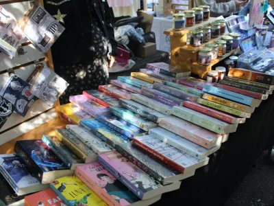 En el Día del Niño y la Niña: ¿Por Qué Regalar un Libro Puede Ser el Mejor Juego Infantil?