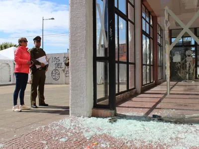 En Puerto Montt: Gobernadora de Llanquihue presentó denuncia a Carabineros por daños en edificio patrimonial 