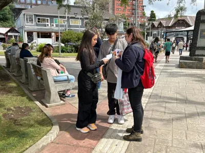 En Puerto Varas realizaron campaña informativa en el Día Nacional contra la Violencia en el Pololeo
