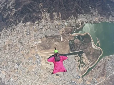 Enfermera puertovarina, Tannia Sporman, es una de las pocas chilenas dedicadas al Wingsuit