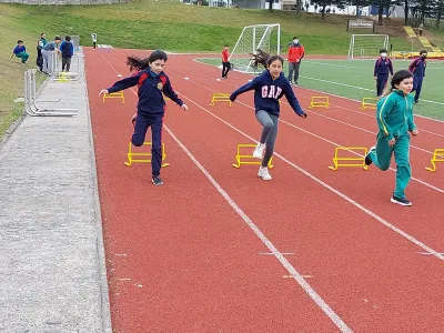 Escolares Sub 10 participaron en un encuentro deportivo de atletismo en Puerto Varas