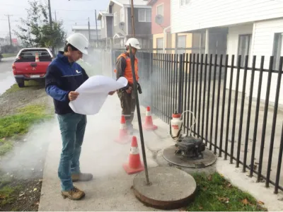 Essal inicia nuevo proceso de aplicación de pruebas de humo en el centro de Puerto Varas para detectar conexiones irregulares en alcantarillado
