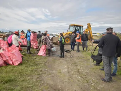 Extraen más de 3 toneladas de basura en humedal de Llanquihue 