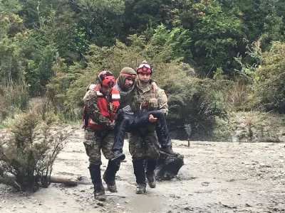 FACH realizó rescate de dos personas desde el Parque Nacional Chiloé 