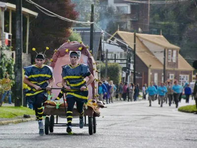 Festival de la Lluvia: Hoy “Desfile la Magia del Agua” con carrera de garzones, de camas y desfile de paraguas