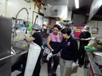 Fiscalizan Restaurantes en Castro para garantizar el consumo seguro de alimentos durante el verano