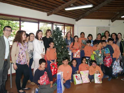 Funcionarios UACh Celebran Navidad con Niños de Pelluco