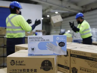 Fundación Luksic entrega 100 mil guantes a la región de Los Lagos para proteger al personal médico del Covid-19