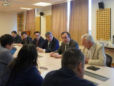 Gobernador Santana participó en reunión clave con Agorechi y Dirección de Presupuesto en Santiago
