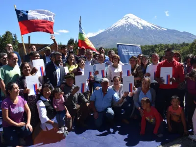Histórico: Gobierno entregó actas de radicación a 11 familias de Petrohué para que reciban sus títulos de dominio