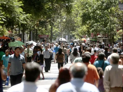INE proyecta que en 2026 la población de Chile alcanzará las 20.150.948 personas, llegando a su nivel máximo a mediados de la próxima década