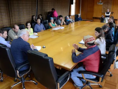 Intendente se reúne con habitantes de Cochamó para conversar acerca del futuro del río Puelo