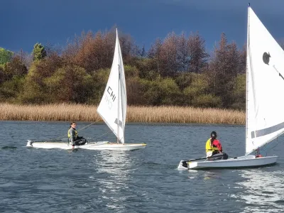 Las hermanas Tonka y Saba Yutronic Cortés representarán a Puerto Varas en Mundial y Sudamericano Juvenil de Sunfish