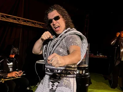 Leo Rey enciende la noche del jueves con su gira "20 Años"