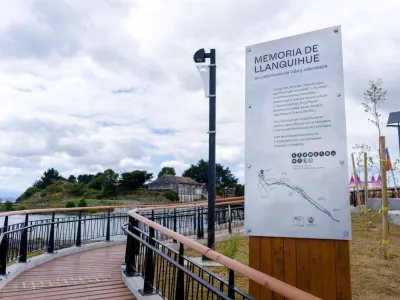 Llanquihue estrena nuevo paseo peatonal en la costanera: incluye pasarela sobre el río Maullín, mirador de aves y área de deportes