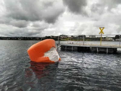 Mal tiempo provocó accidente que derramó plumavit a la playa de Puerto Varas