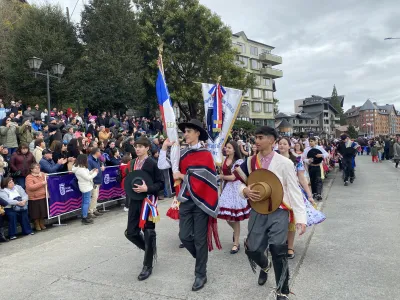 Miles de personas disfrutaron del bello desfile comunitario de Fiestas Patrias