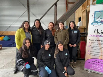 Mujeres mecánicas de Fresia, Frutillar, Puerto Montt y Puerto Varas fueron becadas para capacitarse en electromovilidad en la región de Los Lagos