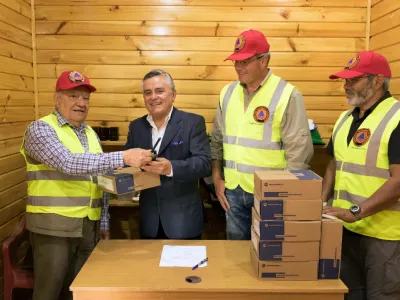 Municipalidad entregó equipos de comunicación a agrupación de Ensenada para prevenir y actuar ante emergencias