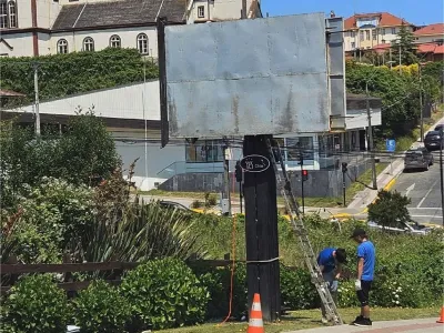 Municipio de Puerto Varas retiró 30 paletas publicitarias en distintos sectores de la comuna