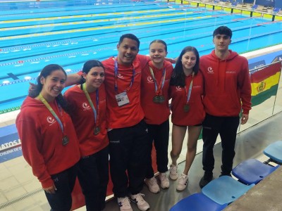 Nadadores del Club Polaris obtuvieron 15 medallas y dos récords nacionales en torneo sudamericano