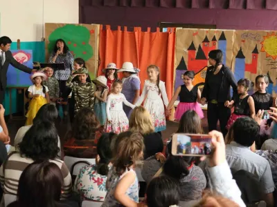 Niños y niñas de Puerto Varas y Nueva Braunau cerraron entretenidas Escuelas de Verano con una gran presentación artística