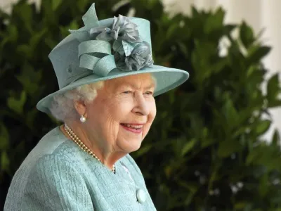 [OPINIÓN] El holograma de la reina