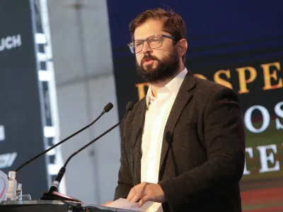 [OPINIÓN] Psicólogo político analiza el desafío de Boric: pasar de conciudadano y líder cercano a legitimarse como jefe de Estado 