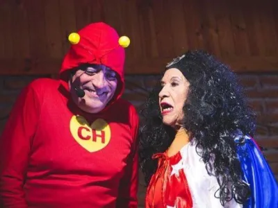 Paty Cofré y Mauricio Flores son “Súper Héroes Sin HD”