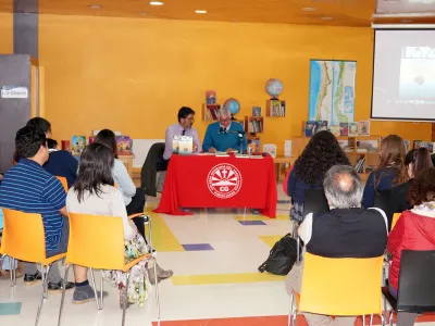Profesor César Toledo presentó su primer libro “No todo es secreto de Camarín”