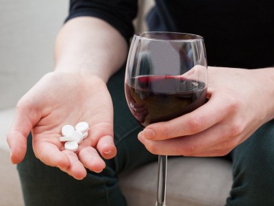 ¿Puedo tomar alcohol si consumo medicamentos? Lo que debes saber antes de brindar en estas Fiestas Patrias