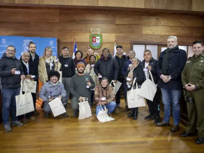 Puerto Varas avanza en regularización de comercio ambulante a través de credenciales entregadas a 17 trabajadores