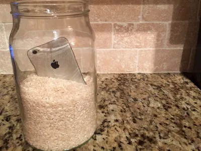 Rompiendo mitos: Cómo salvar tu celular mojado